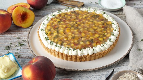 Pfirsich-Mandel-Tarte mit Frischkäsecreme und Thymian