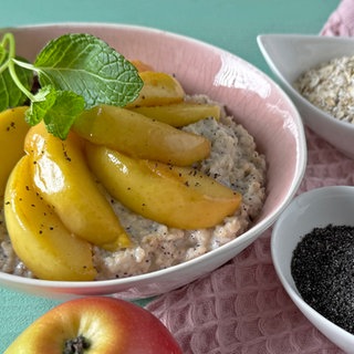 Mohn-Porridge mit Honig-Apfelspalten