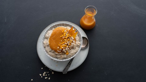 Porridge mit Smoothie aus Apfel, Kürbis, Ingwer und Zimt