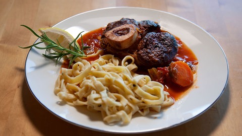 Osso Buco mit Gremolata an Zitronenthymian-Nudeln