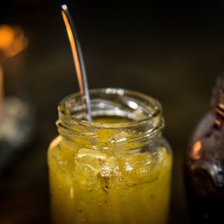 Glas mit Birnen-Safran-Chutney