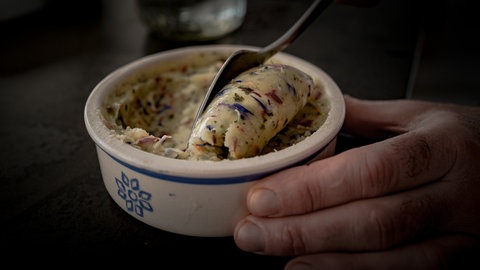 Kräuter-, Karotten-Curry- und Blütenbutter