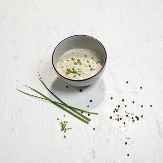 Schnittlauch-Sauce mit Speck, Zwiebeln und Mohn