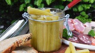Süß-sauer eingelegter Rhabarber im Glas. Er bringt frischen Schwung aufs Vesperbrett und passt zu Räucherfisch und Käse.