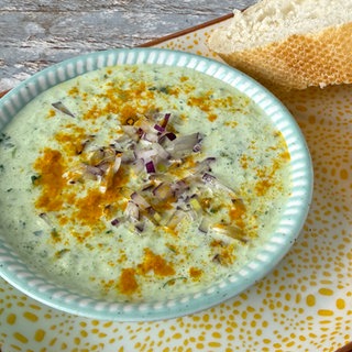 Raita (indischer Gurken-Dip) mit Joghurt und Minze
