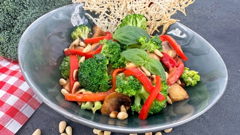 Lauwarme Gemüsebowl mit Pilzen und Parmesantalern