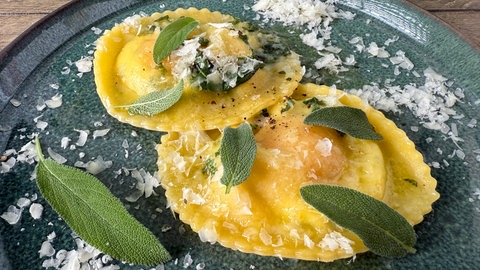 Ravioli mit Ricotta-Spinat und Eigelb in Salbeibutter