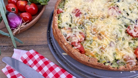 Zucchini-Tarte mit Lauchzwiebel und Tomaten