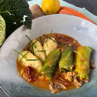 Wirsingröllchen mit Pilzsoße und Kartoffelpüree