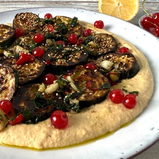 Gebratene Zucchini mit Hummus