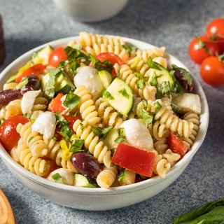 Mediterraner Nudelsalat