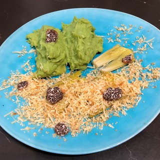 Grünes Lauch-Kartoffelpüree mit gegarter Lauchstange und Käsetopping