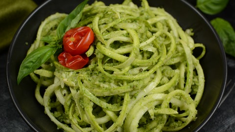Zoodles mit Bailikumpesto und Kirschtomaten