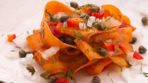 Karottensalat mit Paprika und Kapern