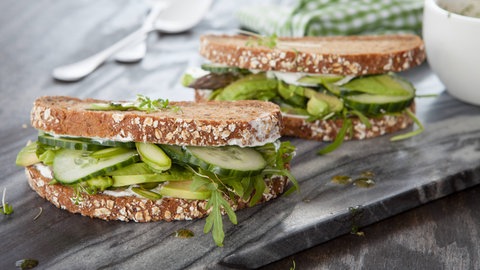 Zwei Stullen mit Avocado und Salat