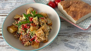 Fladenbrotsalat mit Paprika und gebackenem Feta