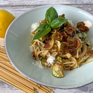 Spaghetti mit frittierten Zucchini