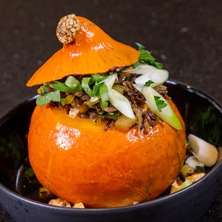 Vegatarisch gefüllter Kürbis der Sorte Hokkaido 