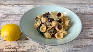 Orecchiette mit Spinat, Weintrauben und Zitronen-Mandelsoße