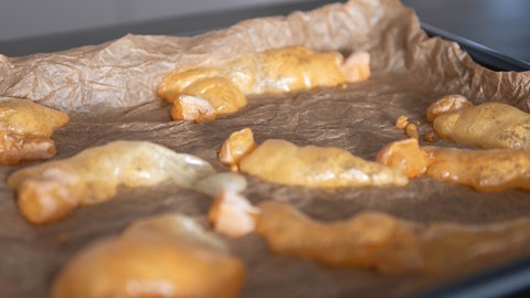 Käsechip-Wolken aus Harzer Käse auf einem Backblech
