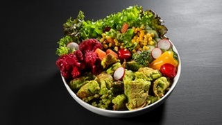 SWR1 Pfännle Streetfood Rezept Bunte Bowl mit Kartoffelschmarrn mit frischem Gemüse, Kräutern und Salat.