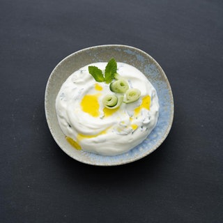 Joghurt mit Gurke und Minze