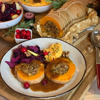 Veganer Braten: gefüllter Butternutkürbis mit Bratensauce und Cranberrys. SWR1 Pfännle-Rezept.