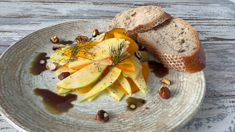 Kürbissalat mit Birnen und karamellisierten Nüssen