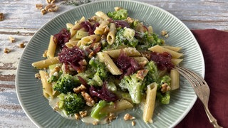Nudeln mit Brokkoli, Walnüssen, Rotwein-Schalotten und Gorgonzolasauce