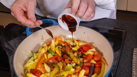 Das vegetarische Pfannengemüse wird mit Sirup verfeinert.