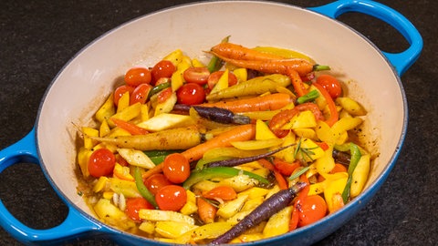 Das vegetarische Pfannengemüse für Weihnachten nach dem Kochen in einer Pfanne.