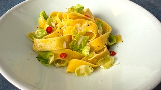 Bandnudeln mit Rosenkohl und Parmesan