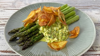 Grüner Spargel mit Bärlauch-Hollandaise und Kartoffelchips