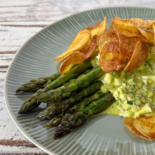Grüner Spargel mit Bärlauch-Hollandaise und Kartoffelchips