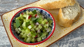Gurkensalsa mit Chili und Petersilie