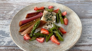 Gegrillter Rhabarber mit Feta mit mariniertem grünem Spargel und Erdbeeren