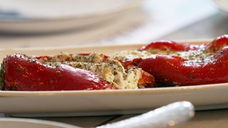 Rote Spitzpaprika-Schoten mit Feta gefüllt.