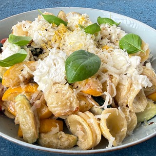 Orecchiette mit Zucchini, Zitrone und Ricotta