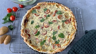 Kartoffeltarte mit Tomaten-Kräuter-Füllung und Gurkensalat