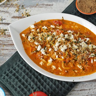 Zucchini-Nudeln mit Tomaten-Kokossoße