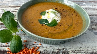 Linsensuppe mit Karotten und Minz-Joghurt