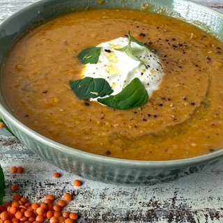 Linsensuppe mit Karotten und Minz-Joghurt