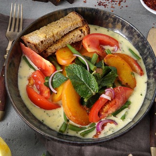 Pfirsich-Bohnensalat mit Basilikum-Hollandaise und Röstbrot