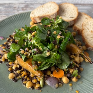 Kichererbsen-Linsen-Salat mit Feldsalat und Birne