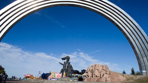 Der ehemalige "Bogen der Völkerfreundschaft" und das Denkmal des russischen und ukrainischen Arbeiters sowie das Perejaslaw-Denkmal zur Erinnerung an den Vertrag von Perejaslaw 1654 (Krestschatzky-Park, Kiew). Im April 2022 wurde der Bogen in "Freiheitsbogen des ukrainischen Volkes" umbenannt und die Bronzeskulptur der Arbeiter wurde demontiert.