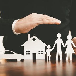 Hand über Auto, Haus und Familie