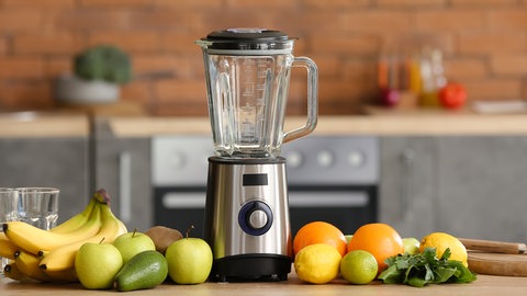 Standmixer mit Obst und Gemüse