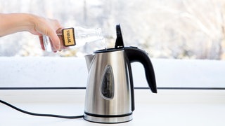 Wasserkocher wird mit Essig entkalkt