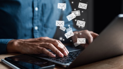 Mann schreibt E-Mail