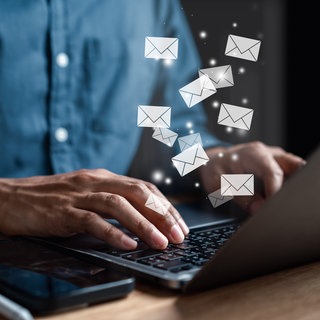 Mann schreibt E-Mail